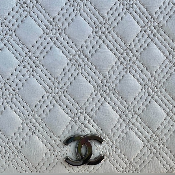 Chanel Diamond Stitch Quilted Wallet White Silver with Holo, Card and Box - EUC - Picture 2 of 14